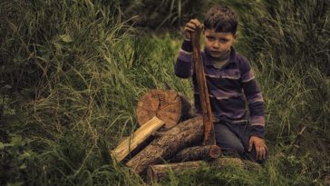 menino trabalhando menino e virtude