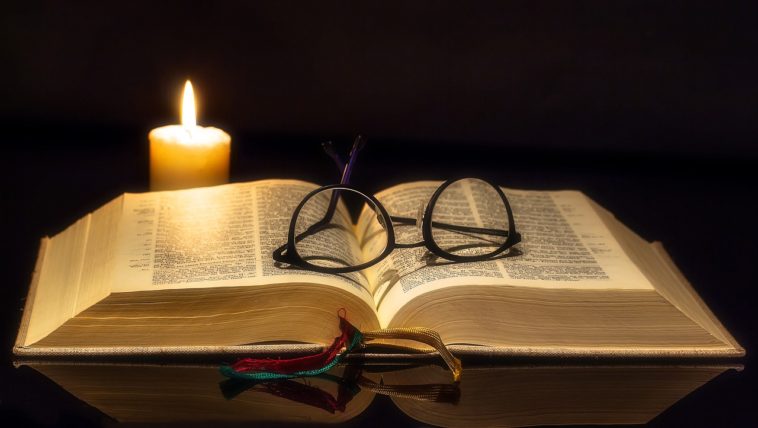 bíblia óculos vela oração