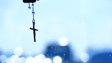 Crucifixo pendurado; O pequeno Francisco;