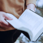 pessoa segurando a bíblia