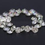 Caminho sereno levando a uma capela, simbolizando a jornada de desenvolvimento das virtudes cristãs