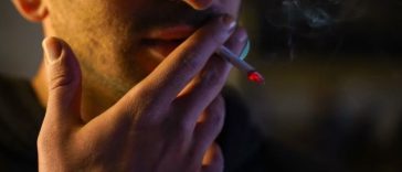 Labirinto visto de cima representando a complexidade dos vícios e o caminho para superá-los