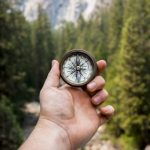 Bússola antiga simbolizando as virtudes cardeais - Prudência, Justiça, Fortaleza e Temperança - como guias morais para a vida