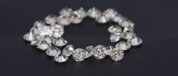 Caminho sereno levando a uma capela, simbolizando a jornada de desenvolvimento das virtudes cristãs