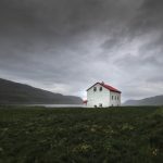 Nascer do sol com raios dourados atravessando nuvens, simbolizando a virtude da esperança e nossa conexão com Deus