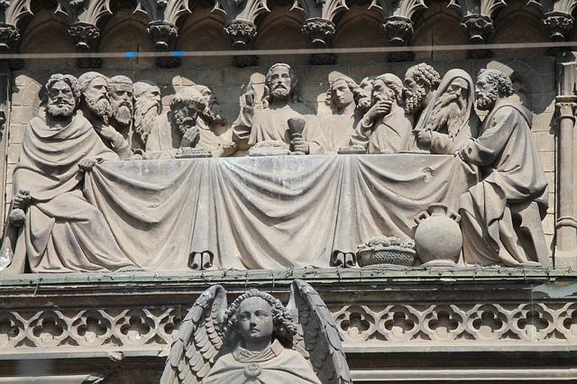Relevo em pedra da Última Ceia na fachada de uma catedral gótica